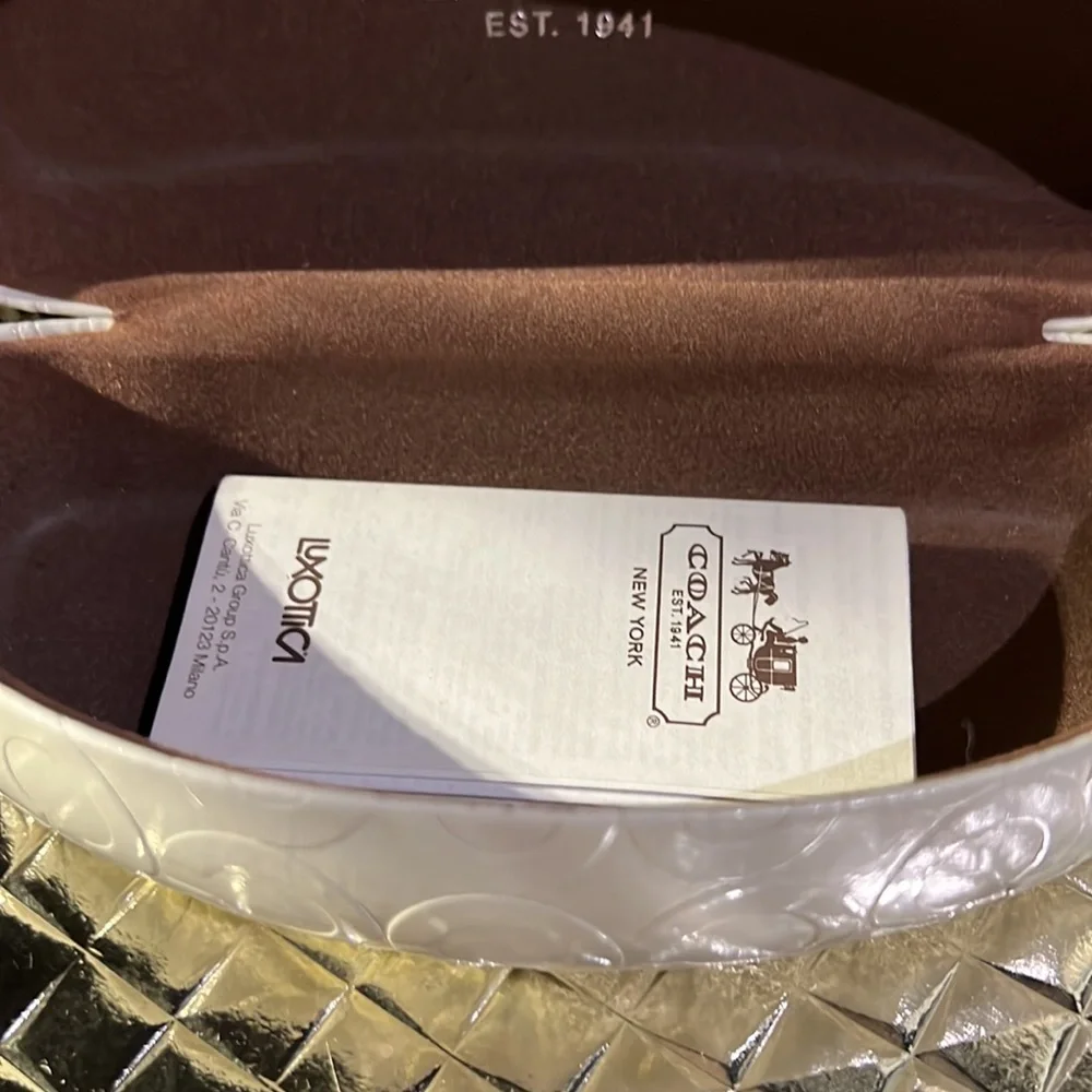 COACH Eyeglass Hard Case OFF WHITE EMBOSSED SIGNATURE Faux PATENT Leather - Picture 3 of 7